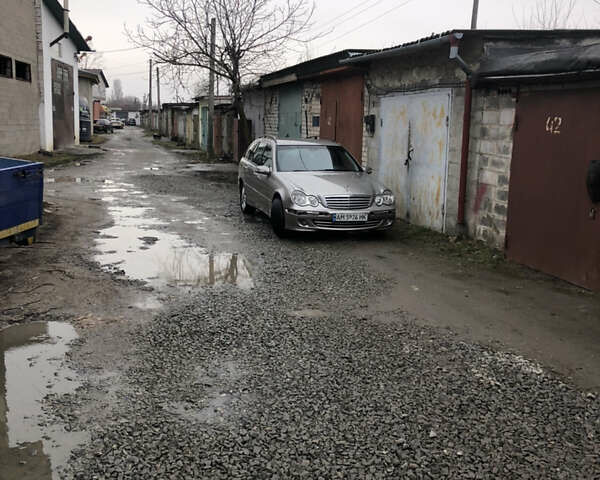 Сірий Мерседес Ц-Клас, об'ємом двигуна 2.2 л та пробігом 340 тис. км за 6100 $, фото 1 на Automoto.ua