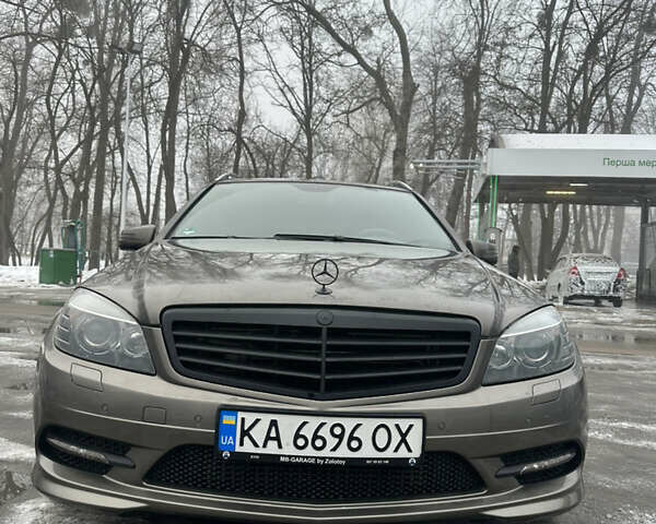 Серый Мерседес Ц-Класс, объемом двигателя 3 л и пробегом 266 тыс. км за 13000 $, фото 1 на Automoto.ua