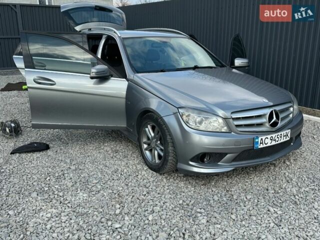 Серый Мерседес Ц-Класс, объемом двигателя 2.2 л и пробегом 298 тыс. км за 9000 $, фото 1 на Automoto.ua