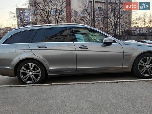 Серый Мерседес Ц-Класс, объемом двигателя 2.2 л и пробегом 262 тыс. км за 9400 $, фото 1 на Automoto.ua