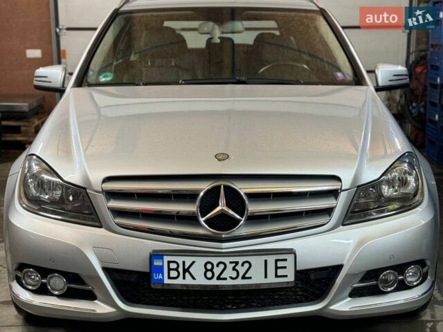 Серый Мерседес Ц-Класс, объемом двигателя 2.1 л и пробегом 247 тыс. км за 11900 $, фото 1 на Automoto.ua