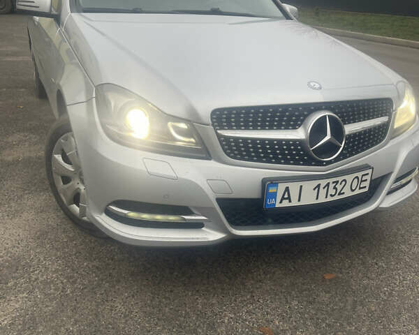 Сірий Мерседес Ц-Клас, об'ємом двигуна 2.15 л та пробігом 304 тис. км за 12000 $, фото 1 на Automoto.ua