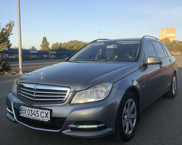 Сірий Мерседес Ц-Клас, об'ємом двигуна 2.1 л та пробігом 320 тис. км за 11500 $, фото 1 на Automoto.ua