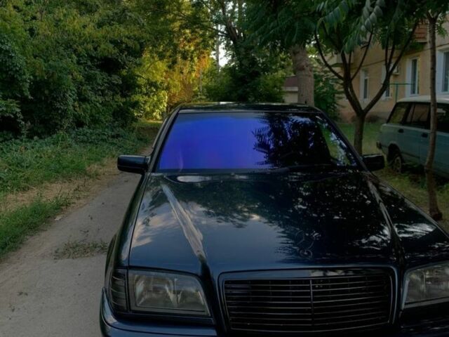 Синий Мерседес Ц-Класс, объемом двигателя 1.8 л и пробегом 317 тыс. км за 2600 $, фото 1 на Automoto.ua