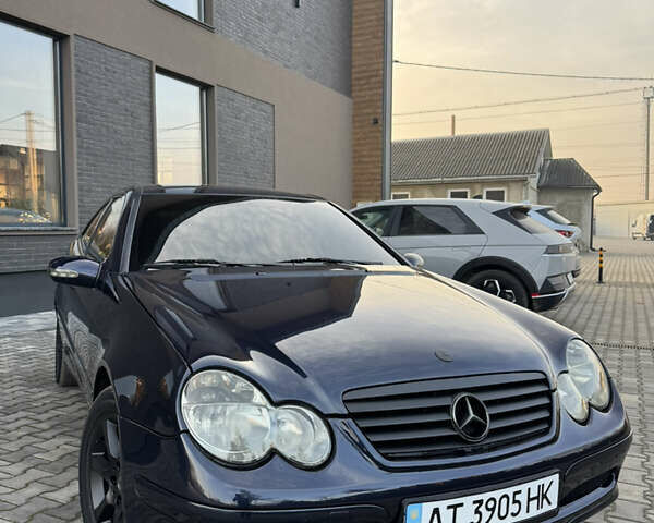 Синий Мерседес Ц-Класс, объемом двигателя 2 л и пробегом 180 тыс. км за 4444 $, фото 1 на Automoto.ua
