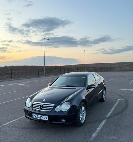 Синий Мерседес Ц-Класс, объемом двигателя 2.2 л и пробегом 286 тыс. км за 5950 $, фото 1 на Automoto.ua