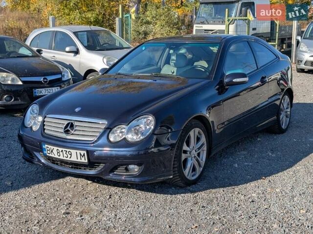 Мерседес Ц-Класс 2005 в Ровно на Automoto.ua Синий Мерседес Ц-Класс, объемом двигателя 2.1 л и пробегом 305 тыс. км за 6450 $, фото 1 на Automoto.ua