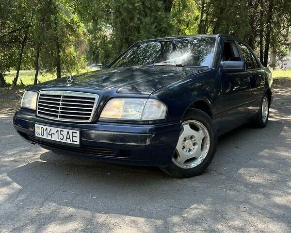 Синий Мерседес Ц-Класс, объемом двигателя 1.8 л и пробегом 300 тыс. км за 2800 $, фото 1 на Automoto.ua