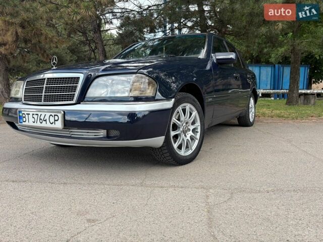 Синий Мерседес Ц-Класс, объемом двигателя 2.5 л и пробегом 273 тыс. км за 3500 $, фото 1 на Automoto.ua