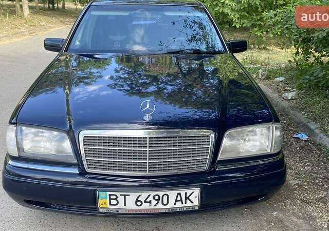 Синій Мерседес Ц-Клас, об'ємом двигуна 1.8 л та пробігом 330 тис. км за 4200 $, фото 1 на Automoto.ua