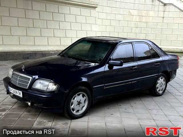 Синій Мерседес Ц-Клас, об'ємом двигуна 1.8 л та пробігом 300 тис. км за 1400 $, фото 1 на Automoto.ua