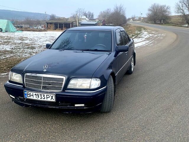 Синий Мерседес Ц-Класс, объемом двигателя 1.8 л и пробегом 340 тыс. км за 2600 $, фото 1 на Automoto.ua