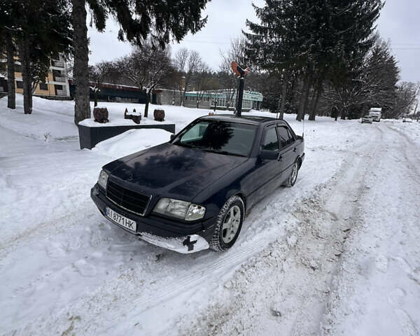 Синій Мерседес Ц-Клас, об'ємом двигуна 2.2 л та пробігом 350 тис. км за 1600 $, фото 1 на Automoto.ua