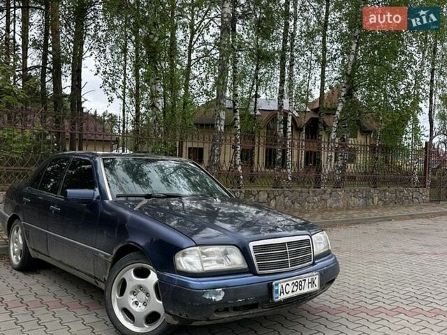 Синий Мерседес Ц-Класс, объемом двигателя 1.8 л и пробегом 375 тыс. км за 2300 $, фото 1 на Automoto.ua