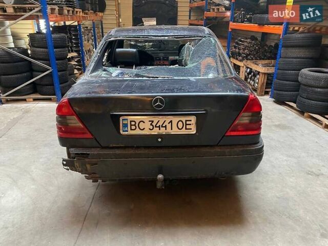 Синий Мерседес Ц-Класс, объемом двигателя 2 л и пробегом 250 тыс. км за 900 $, фото 1 на Automoto.ua