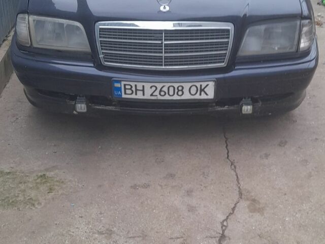 Синий Мерседес Ц-Класс, объемом двигателя 1.8 л и пробегом 438 тыс. км за 1100 $, фото 1 на Automoto.ua