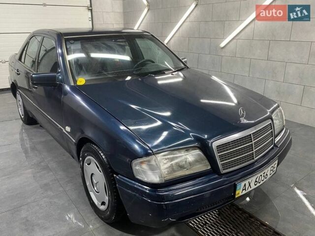 Синій Мерседес Ц-Клас, об'ємом двигуна 1.8 л та пробігом 100 тис. км за 2100 $, фото 1 на Automoto.ua