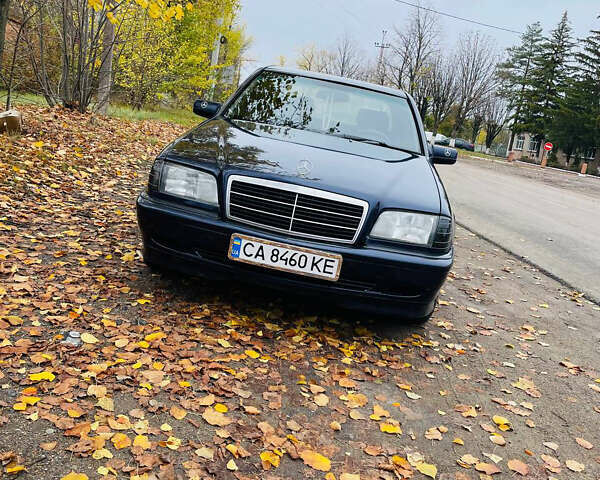 Мерседес Ц-Класс 1995 в Малой Виске на Automoto.ua Синий Мерседес Ц-Класс, объемом двигателя 1.8 л и пробегом 403 тыс. км за 3000 $, фото 1 на Automoto.ua