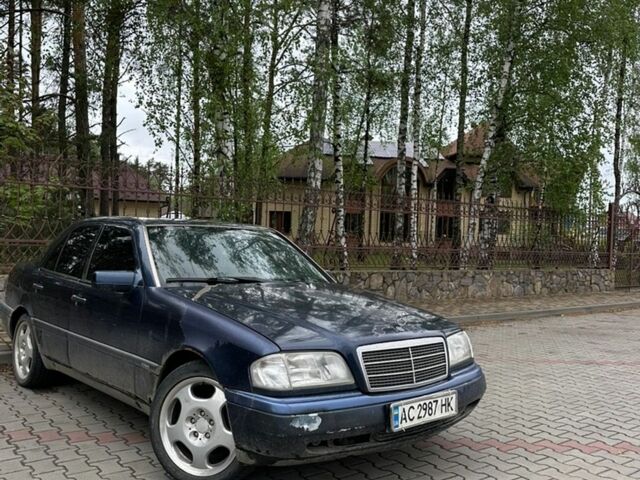 Синій Мерседес Ц-Клас, об'ємом двигуна 1.8 л та пробігом 375 тис. км за 2300 $, фото 1 на Automoto.ua