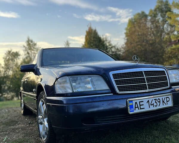 Синій Мерседес Ц-Клас, об'ємом двигуна 1.8 л та пробігом 400 тис. км за 3000 $, фото 1 на Automoto.ua