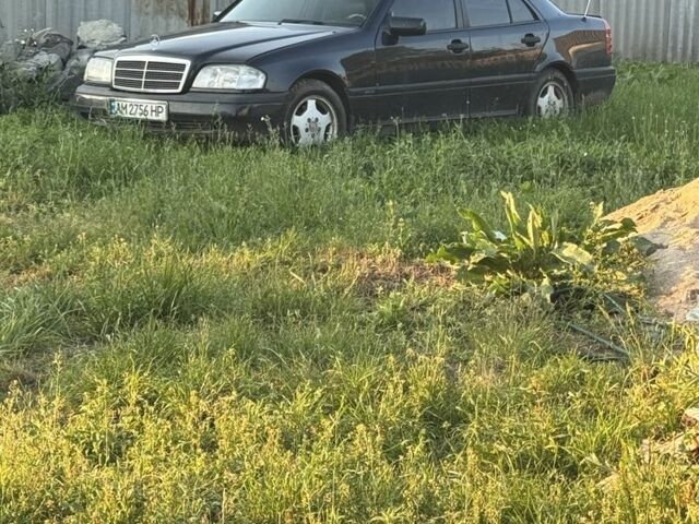 Синий Мерседес Ц-Класс, объемом двигателя 1.8 л и пробегом 350 тыс. км за 560 $, фото 1 на Automoto.ua