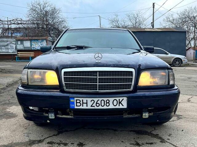 Синій Мерседес Ц-Клас, об'ємом двигуна 1.8 л та пробігом 440 тис. км за 1800 $, фото 1 на Automoto.ua