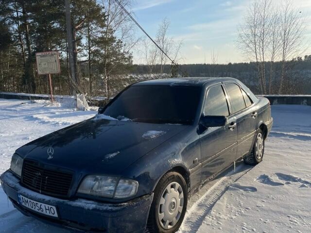 Синий Мерседес Ц-Класс, объемом двигателя 1.8 л и пробегом 318 тыс. км за 2500 $, фото 1 на Automoto.ua