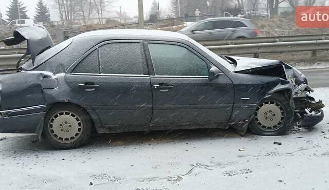 Синий Мерседес Ц-Класс, объемом двигателя 1.8 л и пробегом 360 тыс. км за 800 $, фото 1 на Automoto.ua