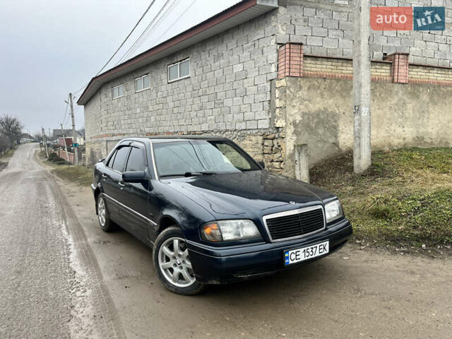 Синий Мерседес Ц-Класс, объемом двигателя 2.5 л и пробегом 490 тыс. км за 2498 $, фото 1 на Automoto.ua