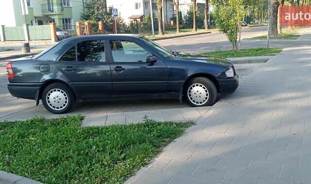 Синий Мерседес Ц-Класс, объемом двигателя 1.8 л и пробегом 400 тыс. км за 1950 $, фото 1 на Automoto.ua