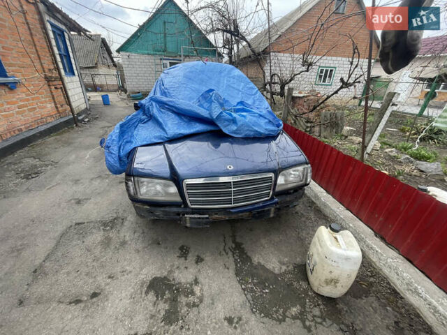 Синий Мерседес Ц-Класс, объемом двигателя 1.8 л и пробегом 240 тыс. км за 800 $, фото 1 на Automoto.ua