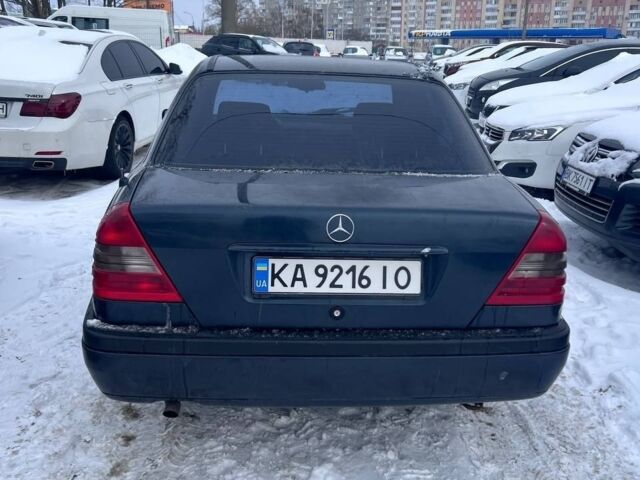 Синій Мерседес Ц-Клас, об'ємом двигуна 1.8 л та пробігом 100 тис. км за 2950 $, фото 1 на Automoto.ua