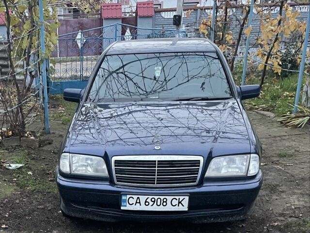 Синій Мерседес Ц-Клас, об'ємом двигуна 1.8 л та пробігом 350 тис. км за 2100 $, фото 1 на Automoto.ua