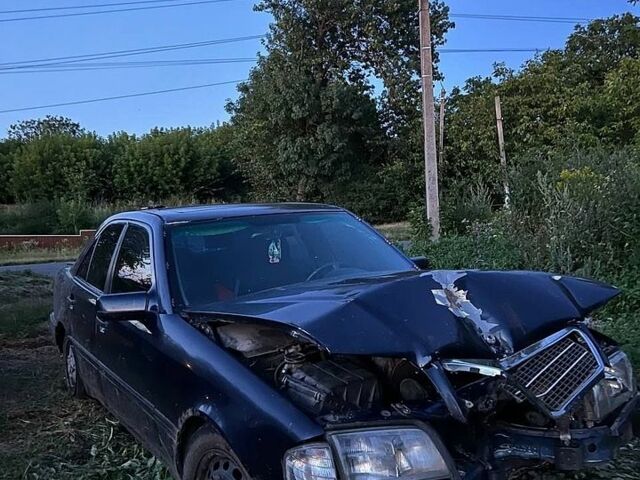Синій Мерседес Ц-Клас, об'ємом двигуна 1.8 л та пробігом 440 тис. км за 1100 $, фото 1 на Automoto.ua