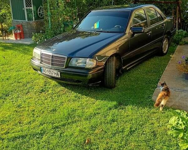 Синий Мерседес Ц-Класс, объемом двигателя 1.8 л и пробегом 286 тыс. км за 2400 $, фото 1 на Automoto.ua