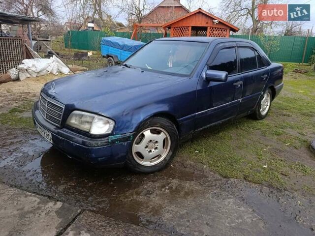 Синій Мерседес Ц-Клас, об'ємом двигуна 2 л та пробігом 280 тис. км за 1200 $, фото 1 на Automoto.ua