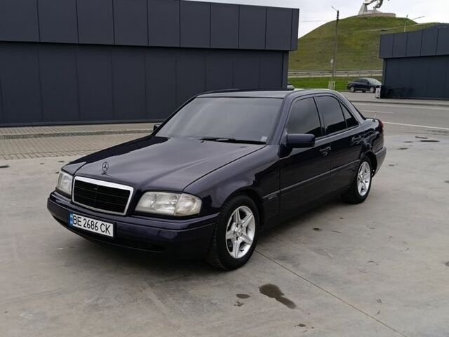 Синий Мерседес Ц-Класс, объемом двигателя 2.3 л и пробегом 350 тыс. км за 4500 $, фото 1 на Automoto.ua