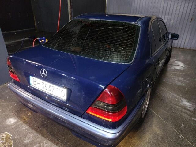 Синий Мерседес Ц-Класс, объемом двигателя 1.8 л и пробегом 345 тыс. км за 1800 $, фото 1 на Automoto.ua