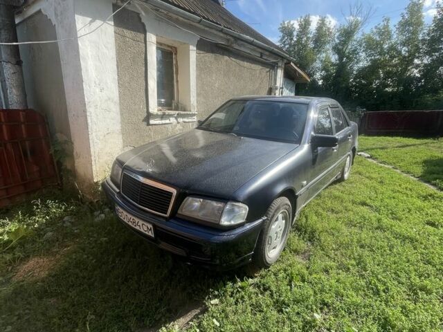 Синій Мерседес Ц-Клас, об'ємом двигуна 2 л та пробігом 300 тис. км за 1457 $, фото 1 на Automoto.ua