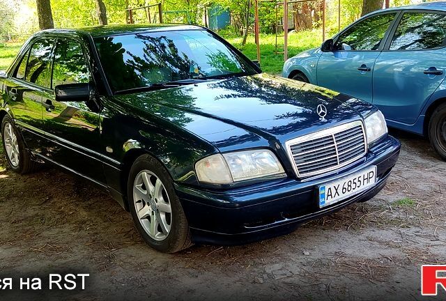 Синий Мерседес Ц-Класс, объемом двигателя 2.5 л и пробегом 250 тыс. км за 7000 $, фото 1 на Automoto.ua