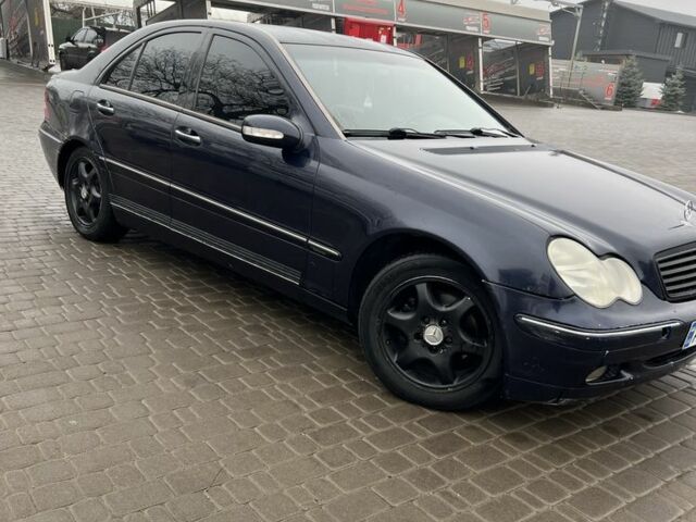 Синій Мерседес Ц-Клас, об'ємом двигуна 2 л та пробігом 320 тис. км за 2500 $, фото 1 на Automoto.ua