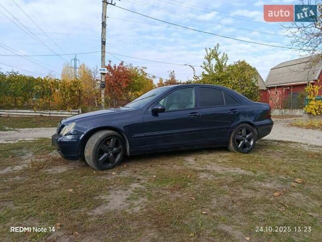 Мерседес Ц-Клас 2000 у Кам'янське (Дніпродзержинськ) на Automoto.ua Синій Мерседес Ц-Клас, об'ємом двигуна 2.15 л та пробігом 330 тис. км за 4450 $, фото 1 на Automoto.ua