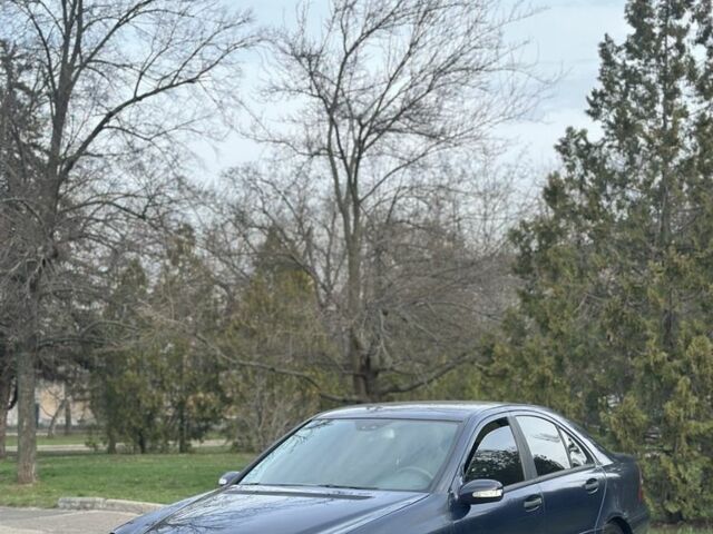 Синий Мерседес Ц-Класс, объемом двигателя 2.2 л и пробегом 400 тыс. км за 1800 $, фото 1 на Automoto.ua