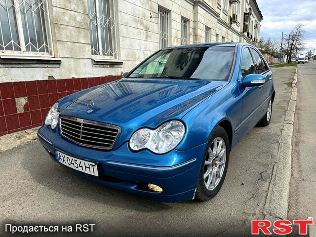 Синій Мерседес Ц-Клас, об'ємом двигуна 2 л та пробігом 266 тис. км за 4000 $, фото 1 на Automoto.ua