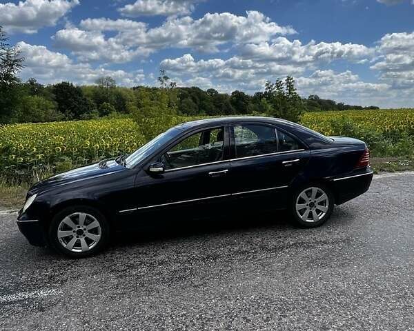 Синій Мерседес Ц-Клас, об'ємом двигуна 2 л та пробігом 340 тис. км за 4400 $, фото 1 на Automoto.ua