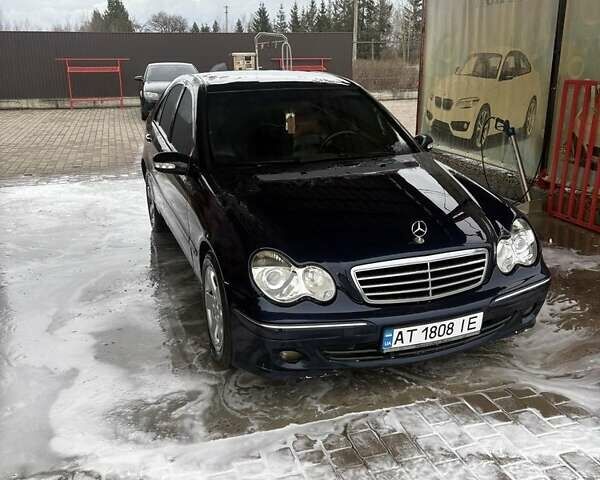 Синій Мерседес Ц-Клас, об'ємом двигуна 2 л та пробігом 300 тис. км за 4500 $, фото 1 на Automoto.ua