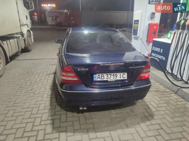 Синий Мерседес Ц-Класс, объемом двигателя 2 л и пробегом 320 тыс. км за 2500 $, фото 1 на Automoto.ua