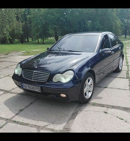 Синій Мерседес Ц-Клас, об'ємом двигуна 2 л та пробігом 350 тис. км за 3300 $, фото 1 на Automoto.ua