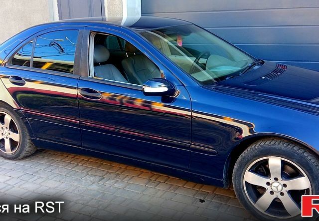 Синій Мерседес Ц-Клас, об'ємом двигуна 2 л та пробігом 360 тис. км за 4000 $, фото 1 на Automoto.ua