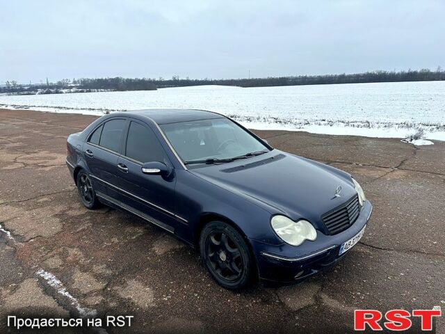 Синій Мерседес Ц-Клас, об'ємом двигуна 2 л та пробігом 230 тис. км за 2750 $, фото 1 на Automoto.ua